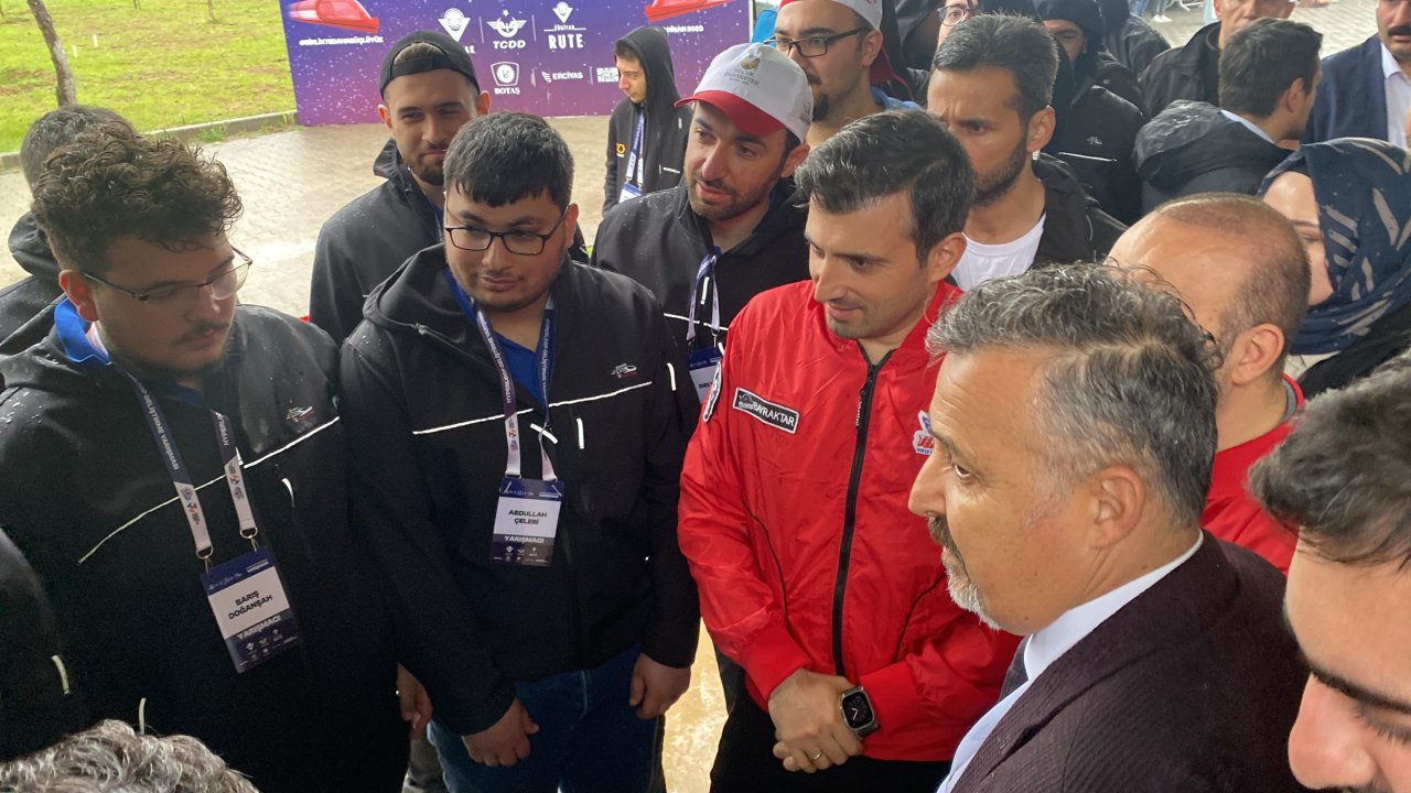 Bayraktar’dan Teknofest'te Yarışan Öğrencilere Ziyaret