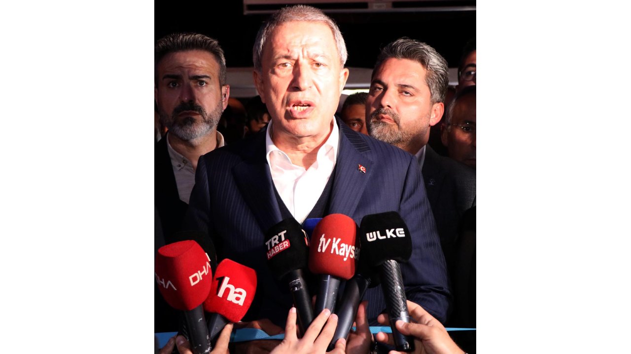 Bakan Akar: Mehmetçik, Teröristleri Kazdıkları Çukurlara Gömmeye Devam Ediyor (2)