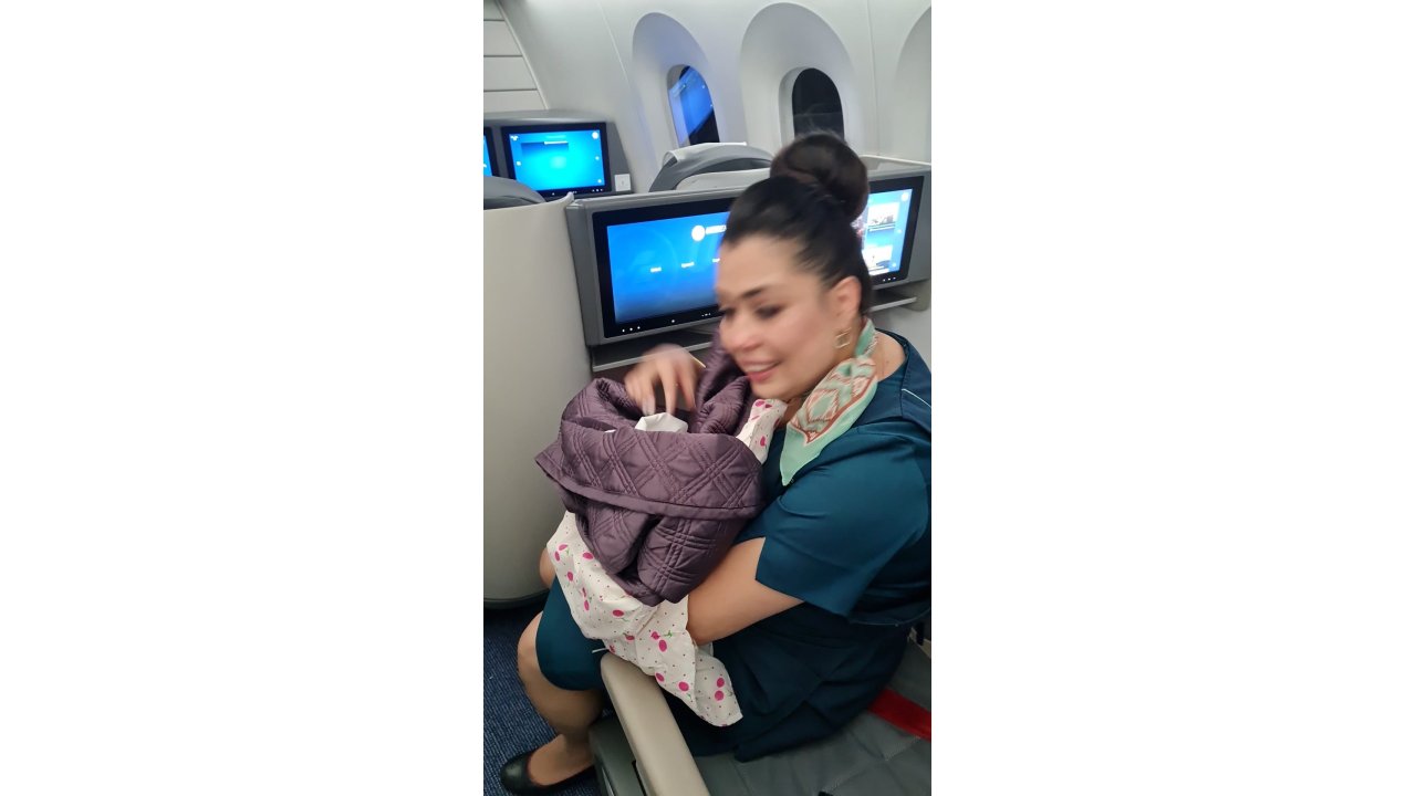 Uçakta Doğum Heyecanı, Doğumu Kabin Görevlileri Yaptırdı