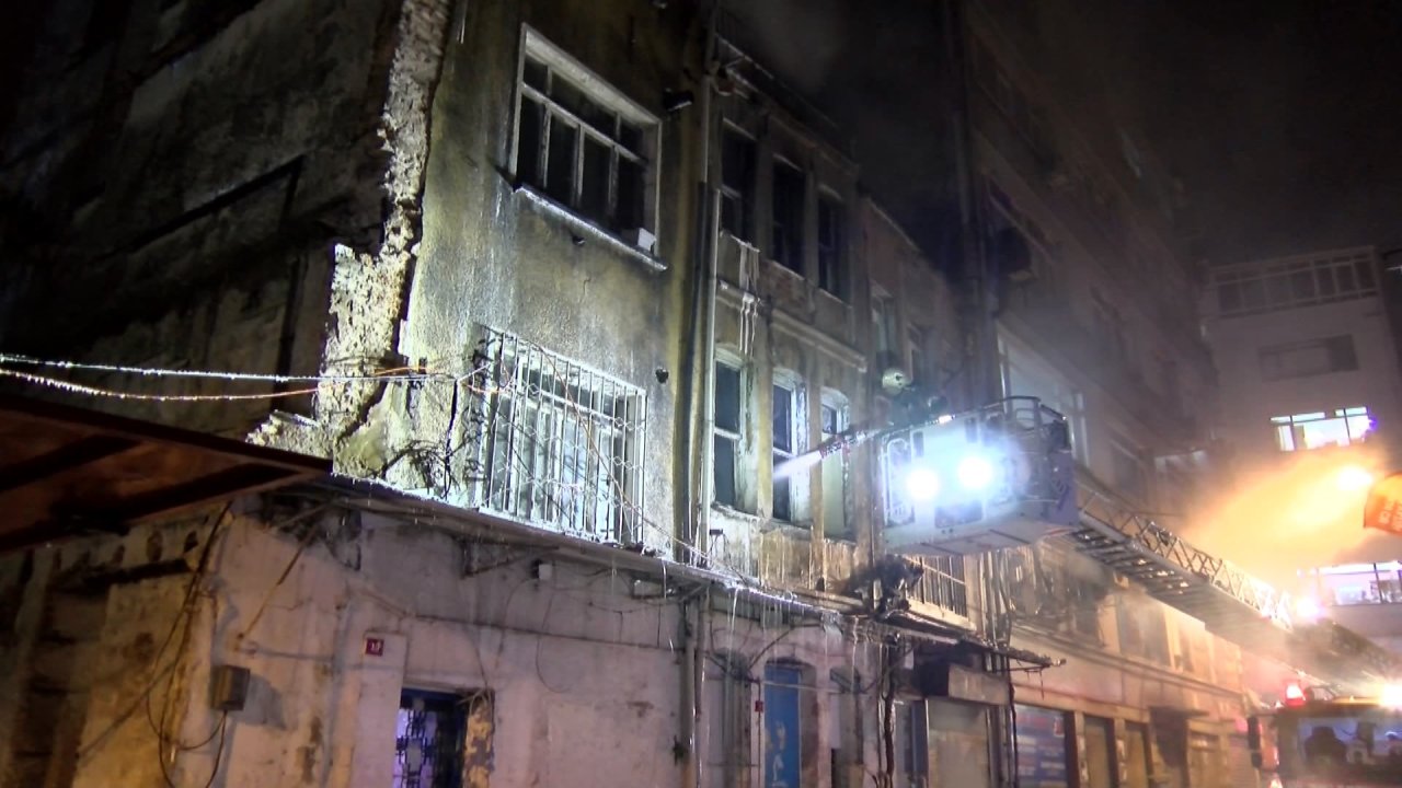 Fatih'te 3 Katlı Metruk Binanın Çatısı Alev Alev Yandı