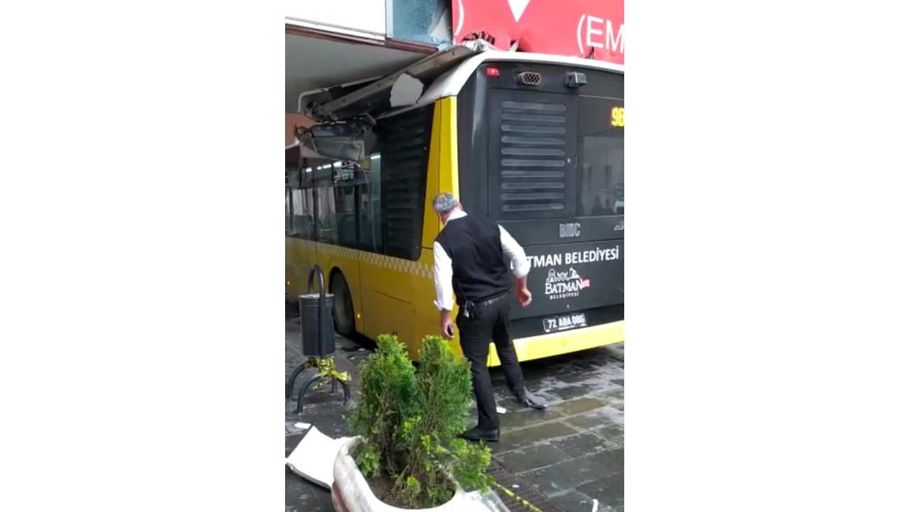 Fenalaşan Yolcunun Hastaneye Götürüldüğü Otobüs, Acil Servisin Tavanına Sıkıştı