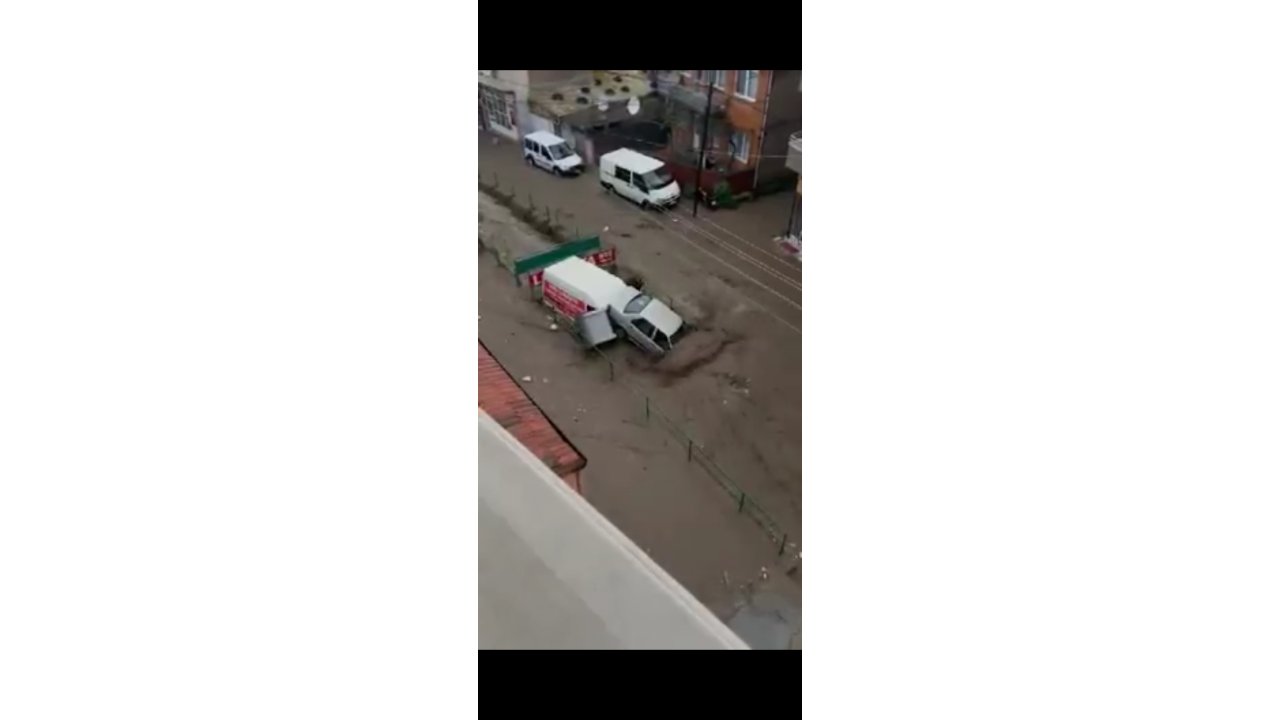 Balikesir'de Dere Taştı, Sele Kapılan Otomobil Sürüklendi; O Anlar Kamerada