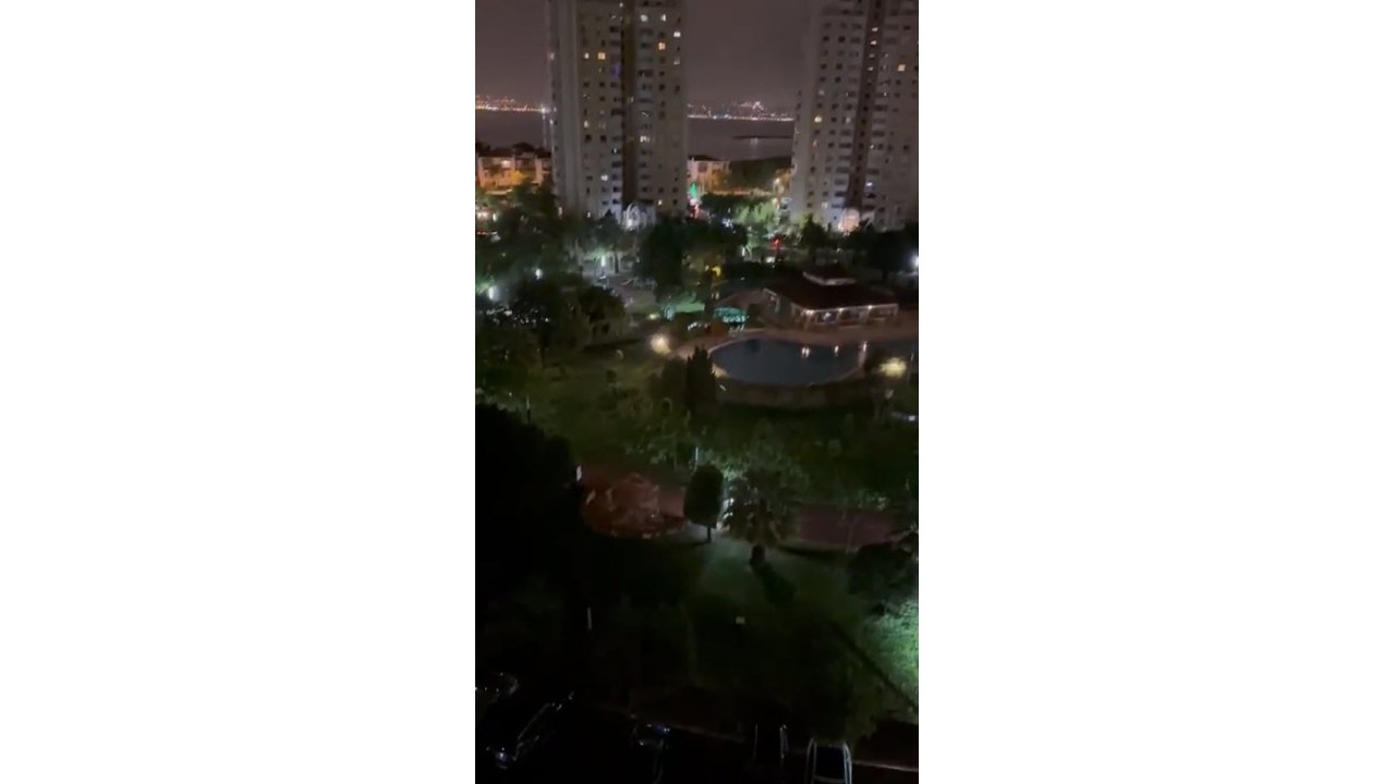 İzmir'de Sağanak Günlük Hayatı Olumsuz Etkiledi (2)