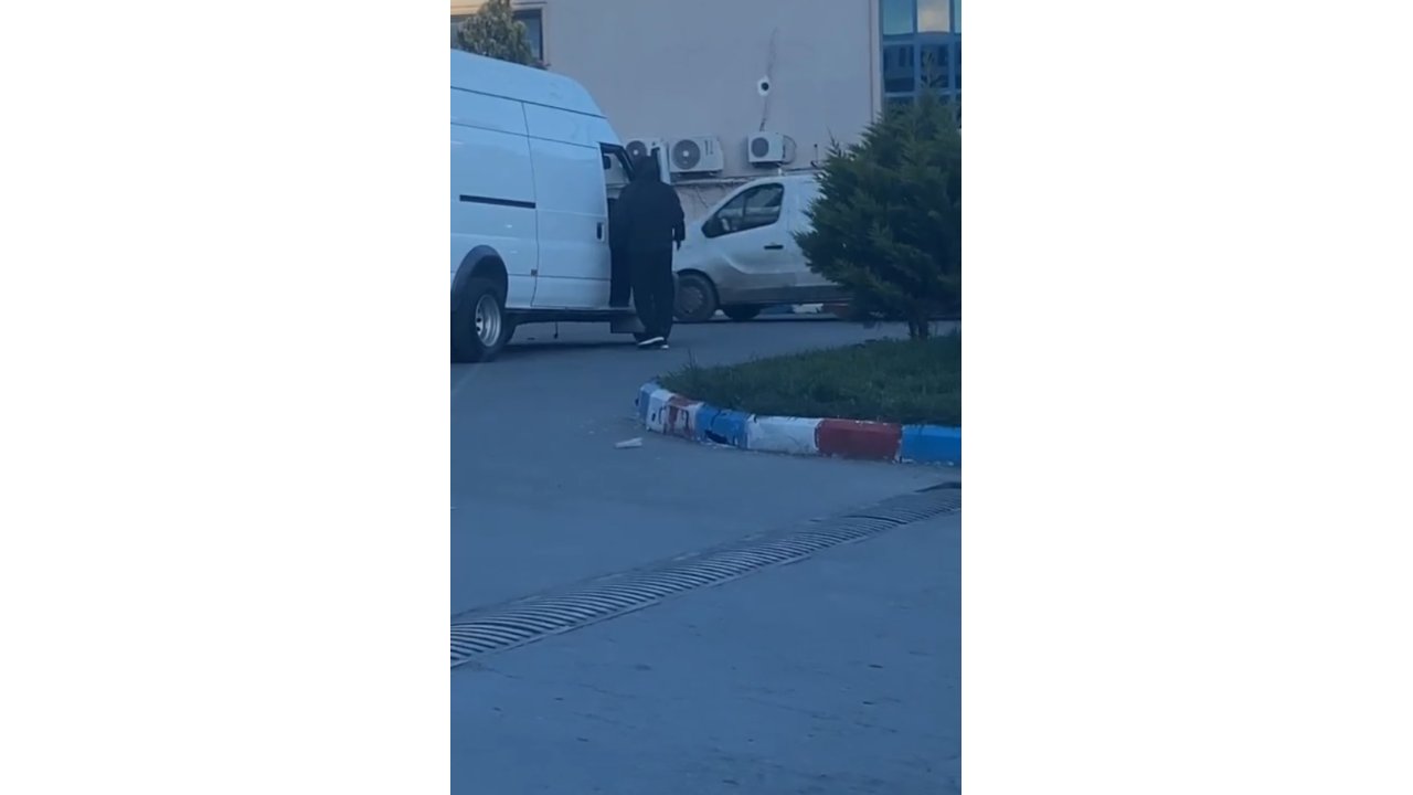 Gaziosmanpaşa'da Minibüsten Cep Telefonu Çalan Hırsız Böyle Yakalandı