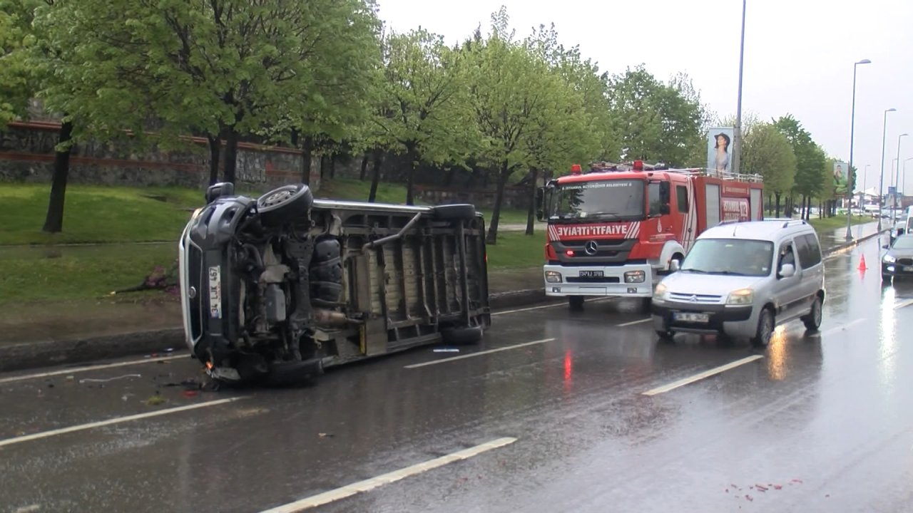 Pendik'te Servis Minibüsü Devrildi