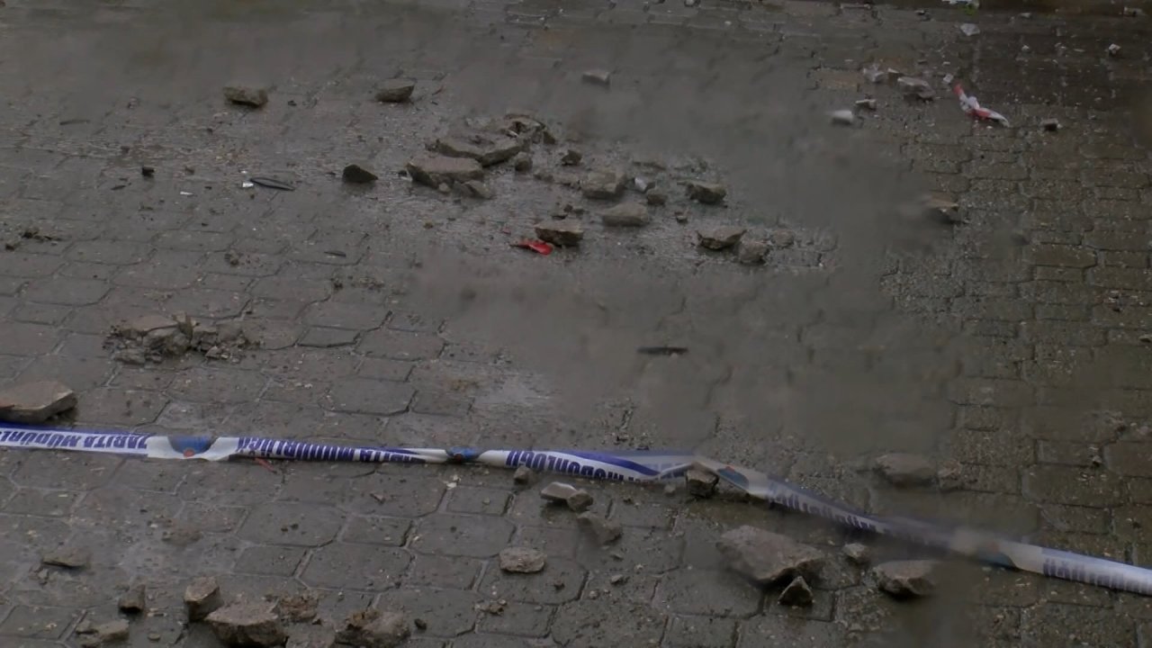 Güngören'de Binadan Düşen Beton Parçaları Otomobile Hasar Verdi