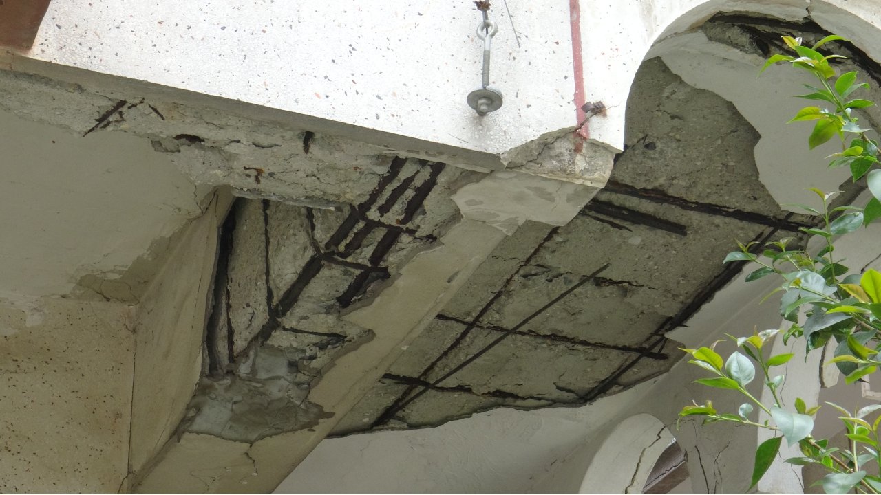 Avcılar'da Çatlaklarla Dolu Binanın Bulunduğu Sokakta Korku