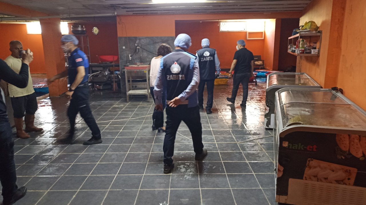 Mersin'de Kaçak Sakatat Deposuna Baskın