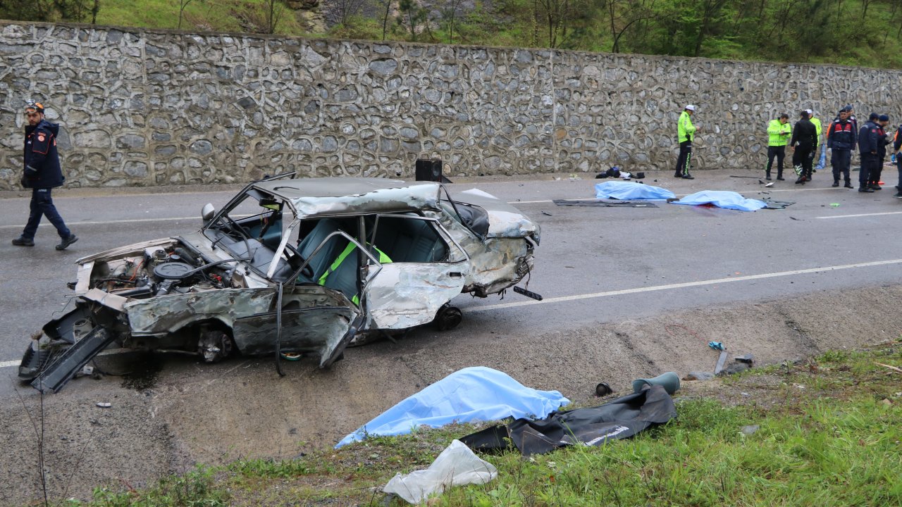 Otomobil, İstinat Duvarına Çarpıp, Takla Attı: 3 Ölü 1 Yaralı