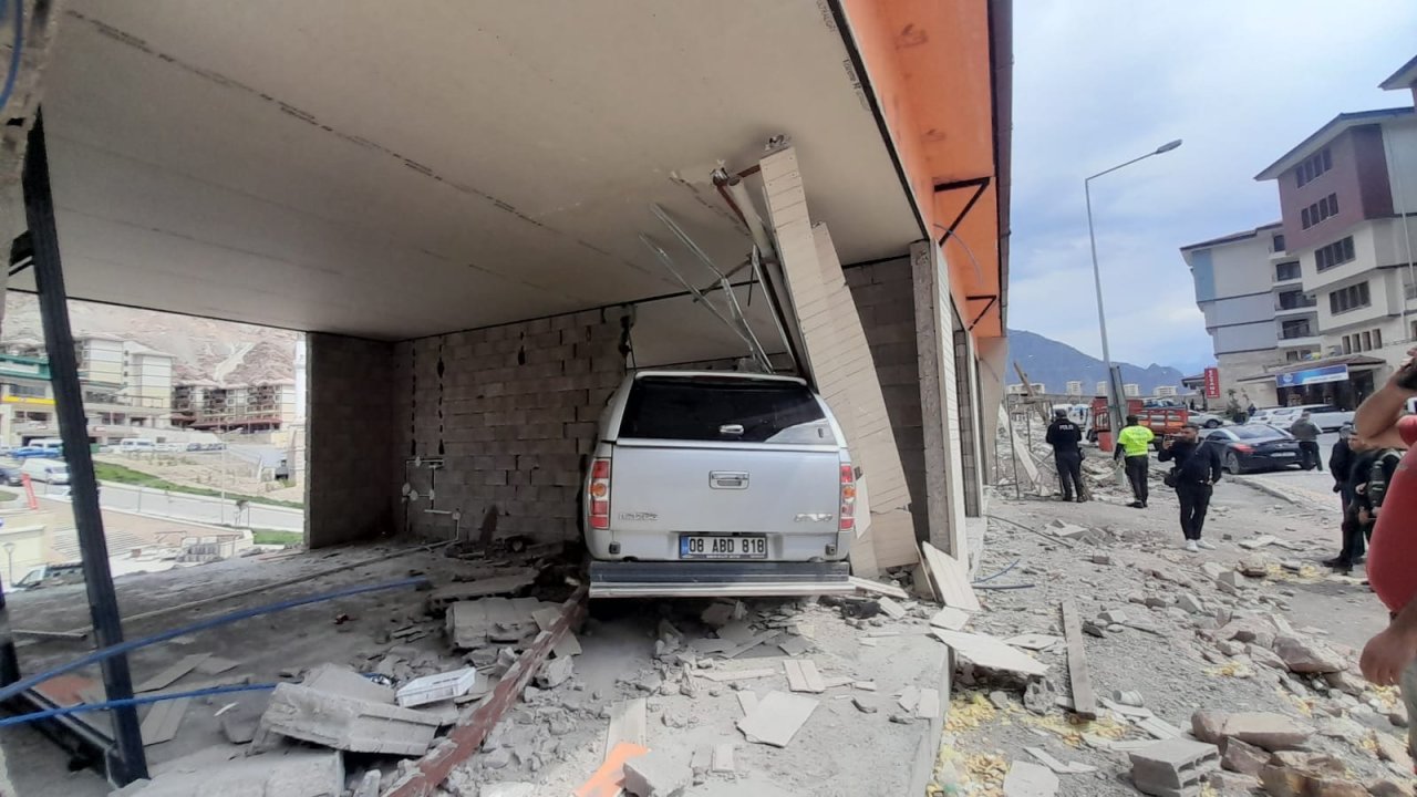 Yusufeli’nin Yeni Yerleşim Yerinde, Kamyonet Boş İş Yerine Daldı