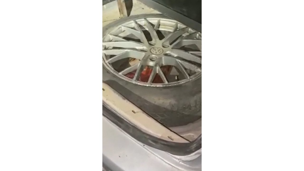 Otomobilin Motoru Ve Lastiğinden 1316 Uyuşturucu Hap Çıktı