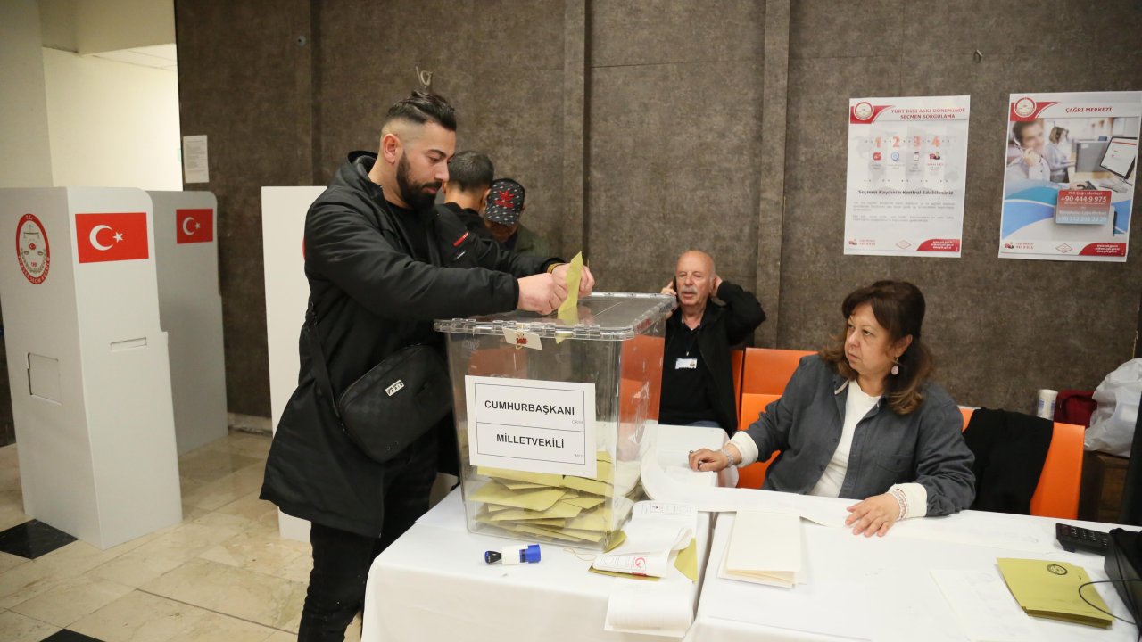 Antalya Havalimanı'nda İlk Oylar Kullanıldı