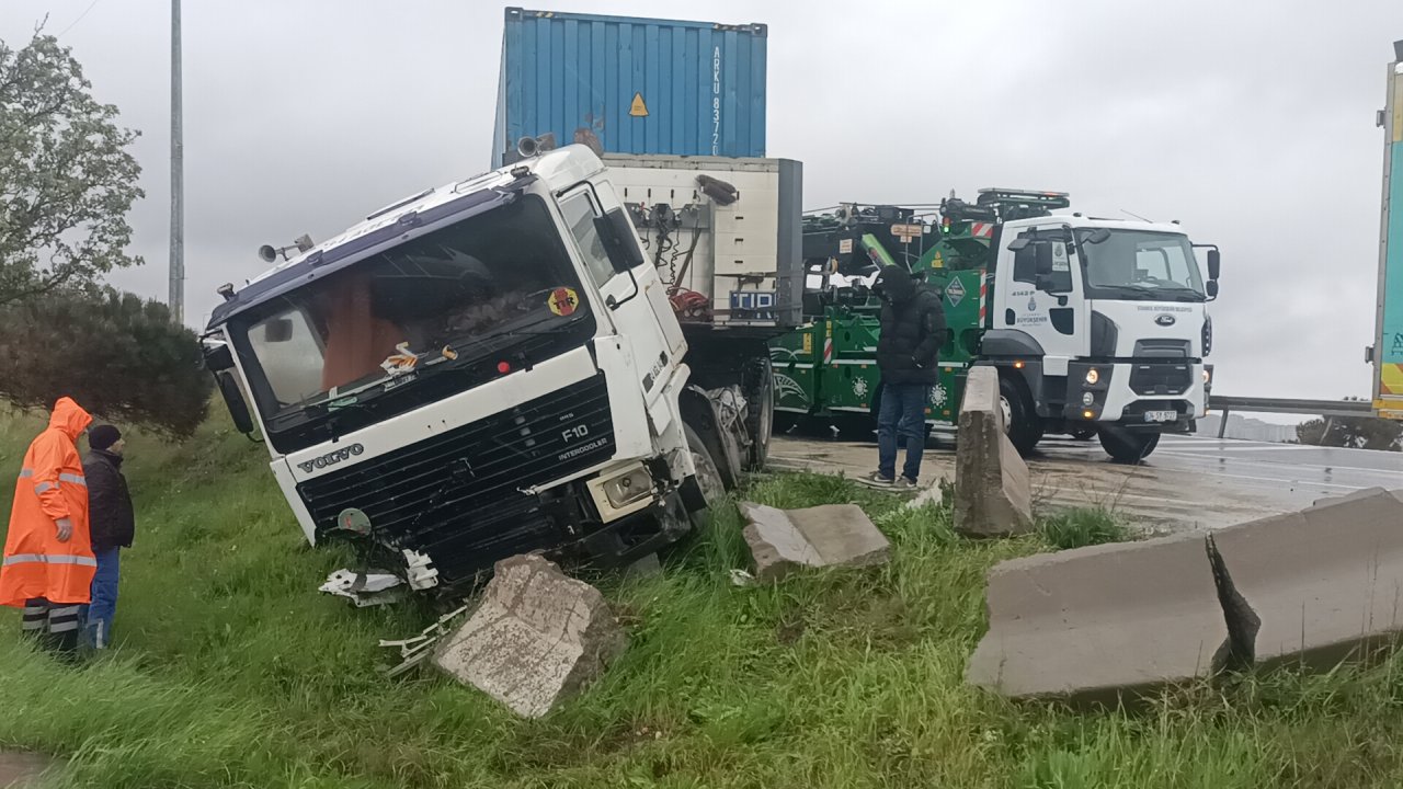 Büyükçekmece'de Kaza Yapan Tır'ı Görüp Yavaşlayan İki Araca İett Otobüsü Çarptı