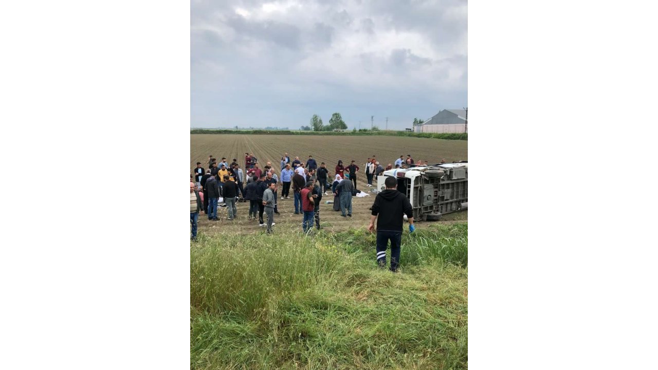 Adana'da Yolcu Minibüsü İle Kamyon Çarpıştı: 10 Yaralı