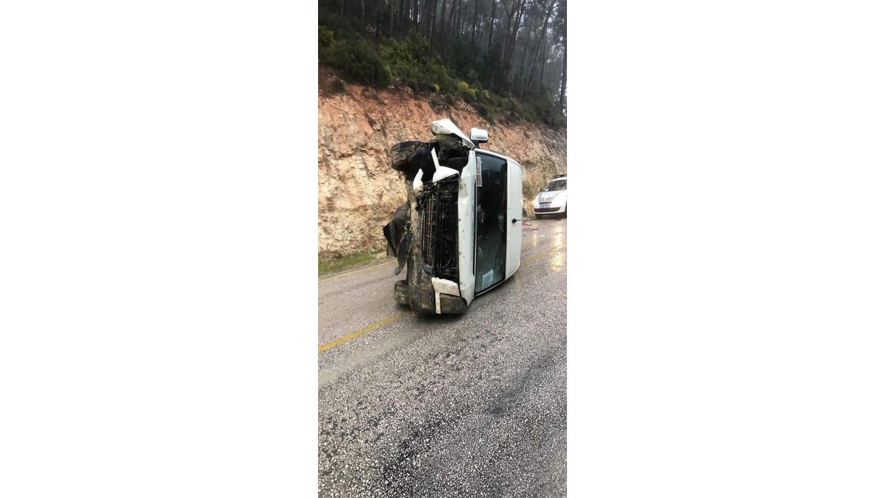 Muğla'da Servis Minibüsü Devrildi: 8'i Öğretmen 10 Yaralı