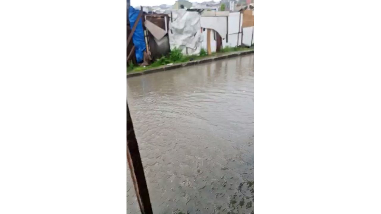 Avcılar'da Sağanak Yağmurun Ardından Gecekonduyu Su Bastı