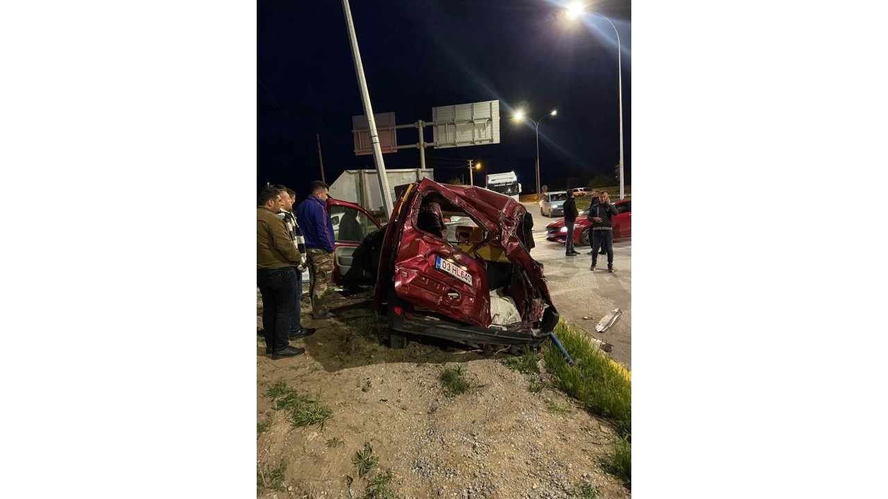 Afyonkarahisar'da 3 Aracın Karıştığı Kazada 2 Ölü