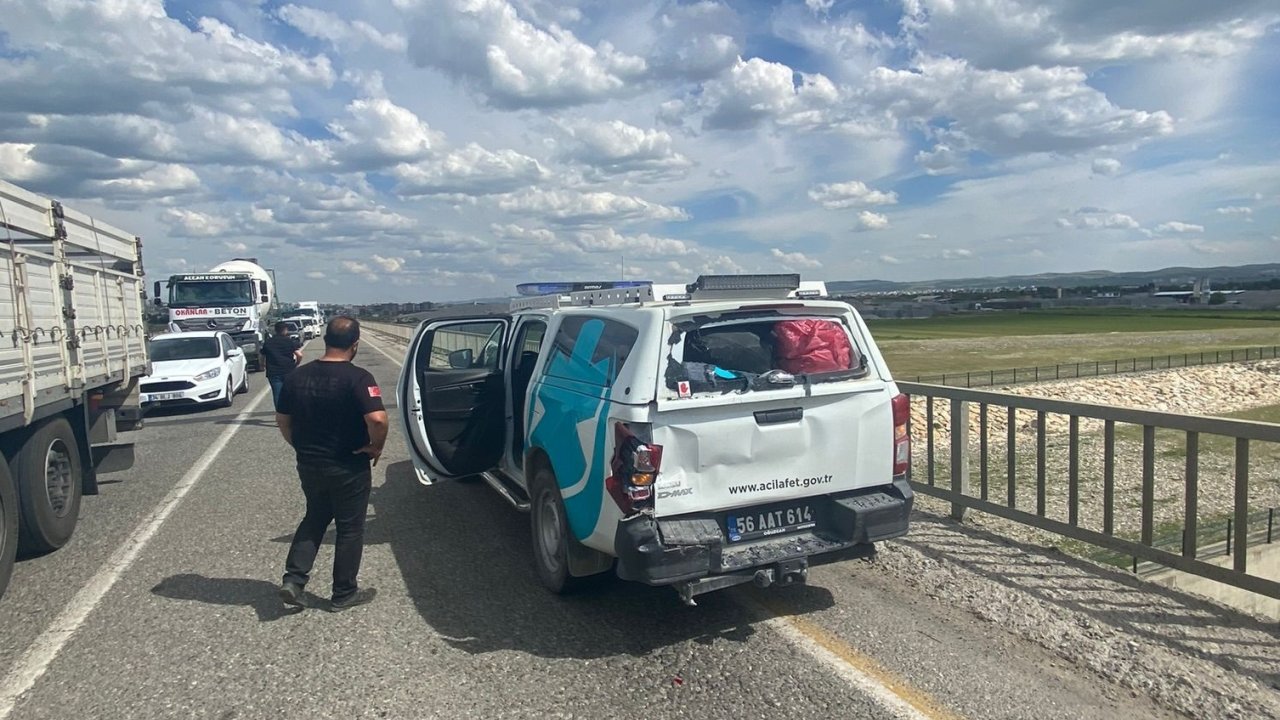 Deprem Bölgesinden Dönen Sağlık Ekibinin Olduğu Araca Tır Çarptı: 1 Yaralı