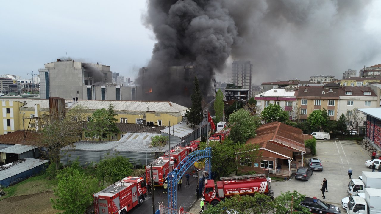 /fotoğraflarla Yeniden// Küçükçekmece'de Akit Gazetesinin De Bulunduğu Binada Yangın