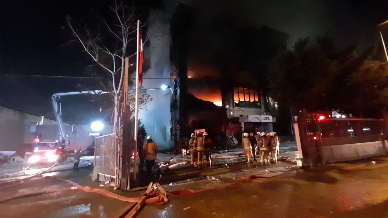 Akit Medya Grubu'nun Da Bulunduğu Binada Çıkan Yangın Devam Ediyor