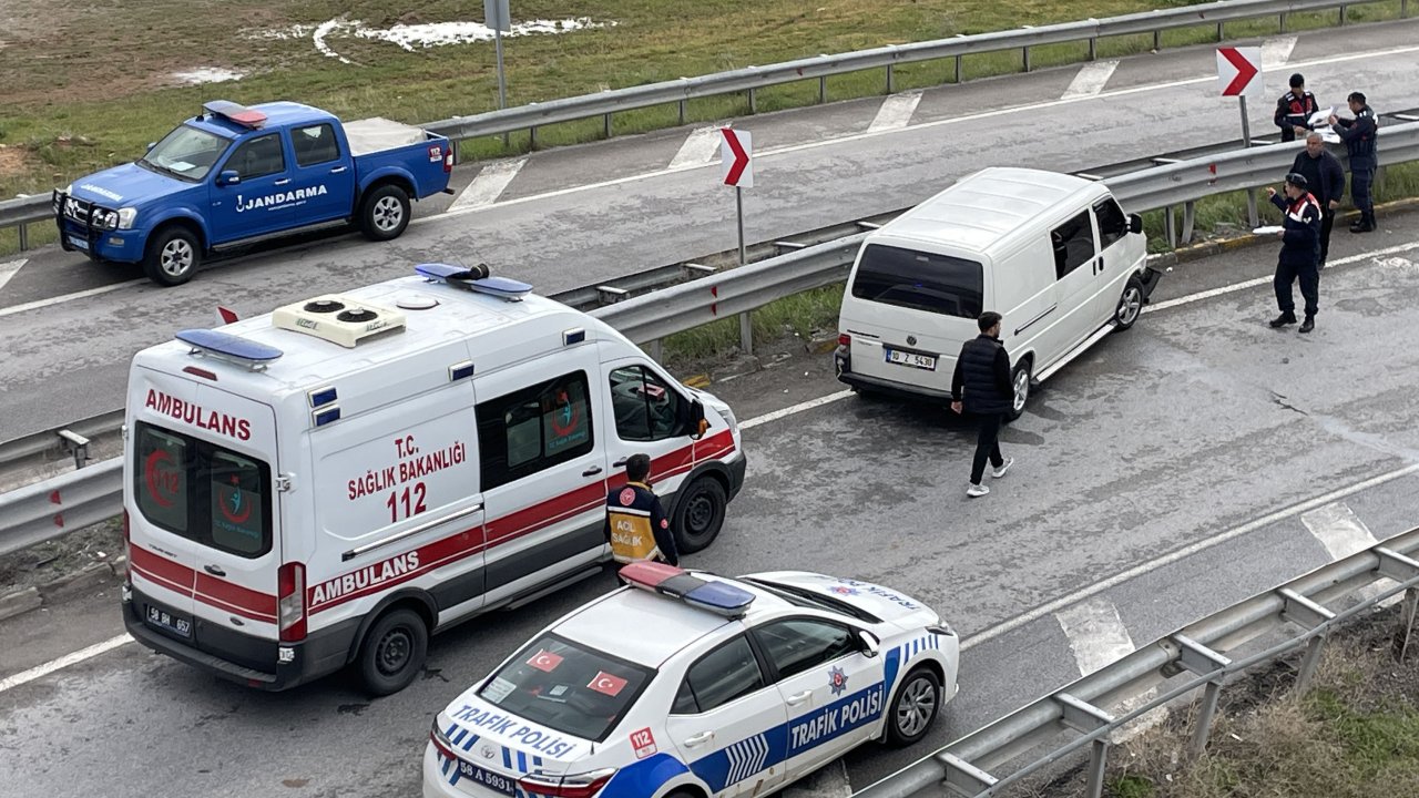 Sivas'ta Minibüs, Bariyerlere Çarptı; 4 Yaralı