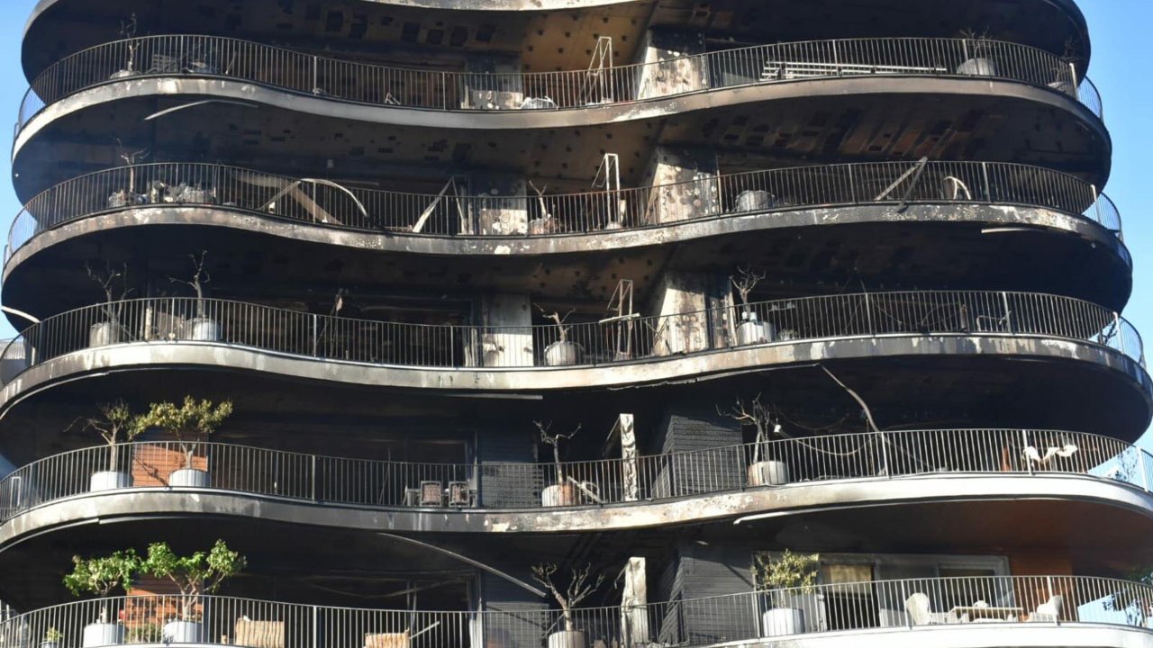 İzmir'de Lüks Sitedeki Yangının Büyüklüğü Gün Ağarınca Ortaya Çıktı (2)