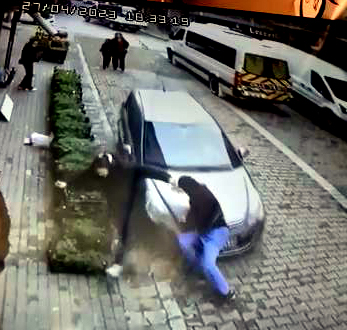 Park Ettiği Otomobilinin Altında Kaldı