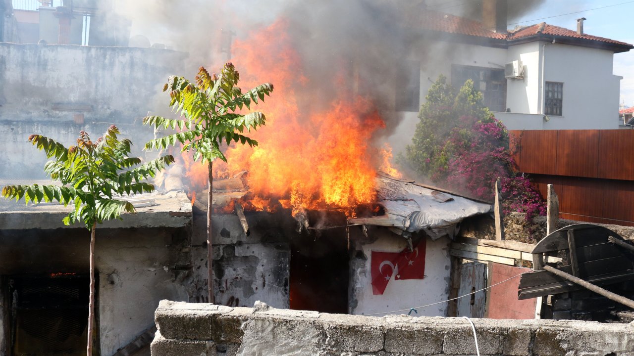 Antalya'nın İlk Türk Mahallesinde Ev Yangını