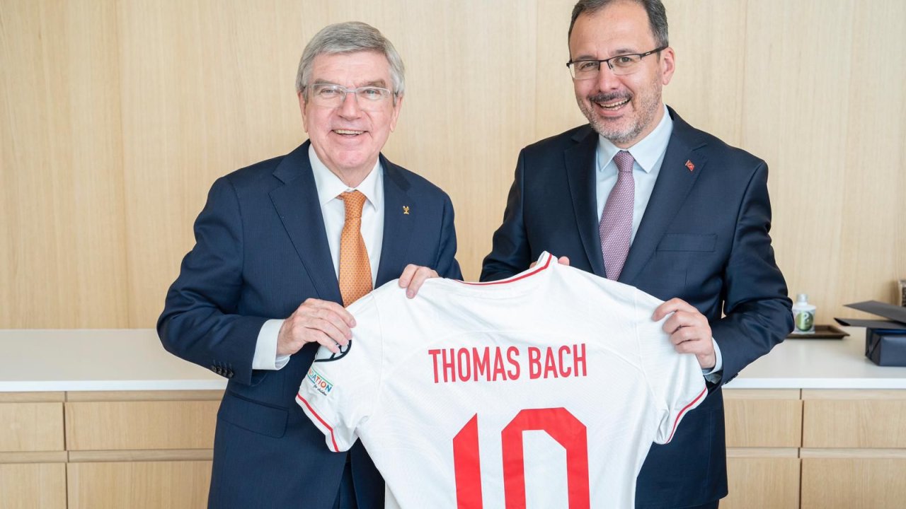 Bakan Kasapoğlu Ioc Başkanı Bach İle Lozan’da Buluştu