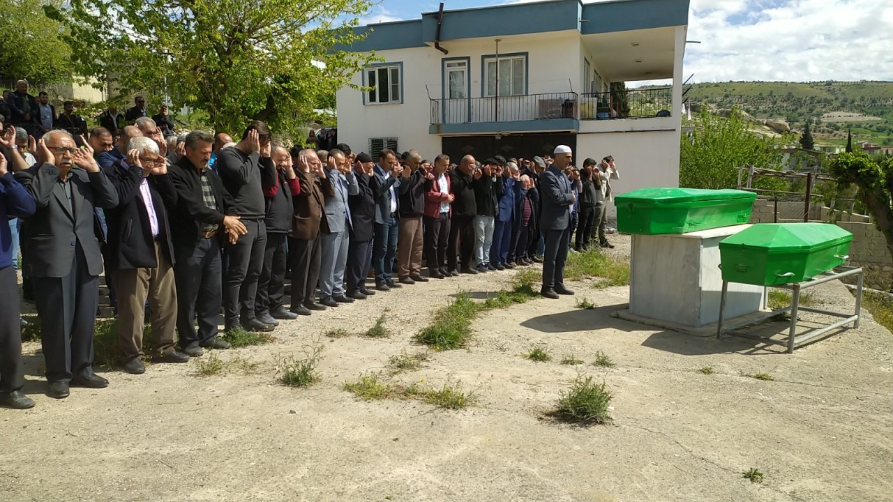 İntihar Eden Baba İle Vurduğu Kızı Yan Yana Toprağa Verildi