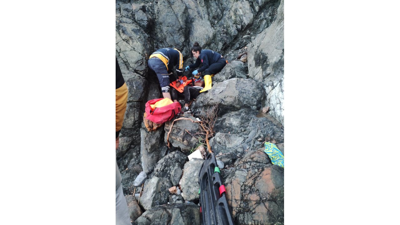 Bot Patlayınca Kayalıklara Tırmanan Kuzenlerden Biri 30 Metreden Düştü, Diğeri Mahsur Kaldı