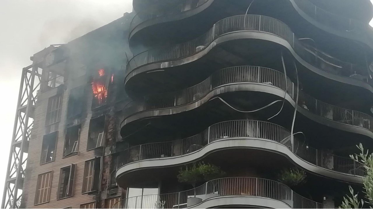 İzmir'de Lüks Sitedeki Yangının Büyüklüğü Gün Ağarınca Ortaya Çıktı (3)