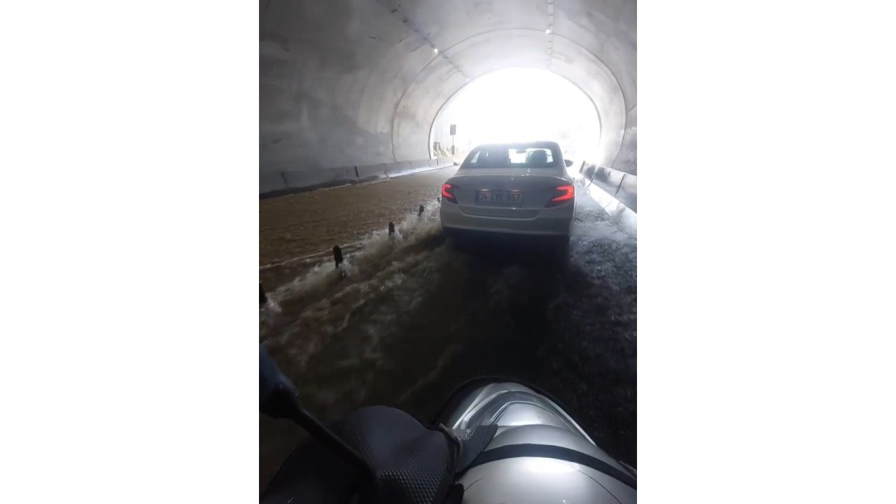 Eyüpsultan'da Su Borusu Patladı, Yollar Göle Döndü - 1