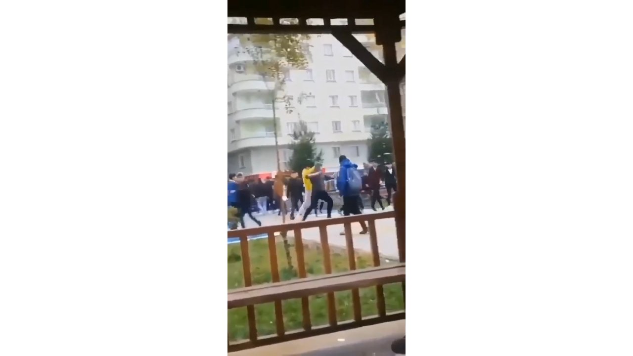 Liselilerin Tekmeli- Yumruklu Kavgası Kamerada