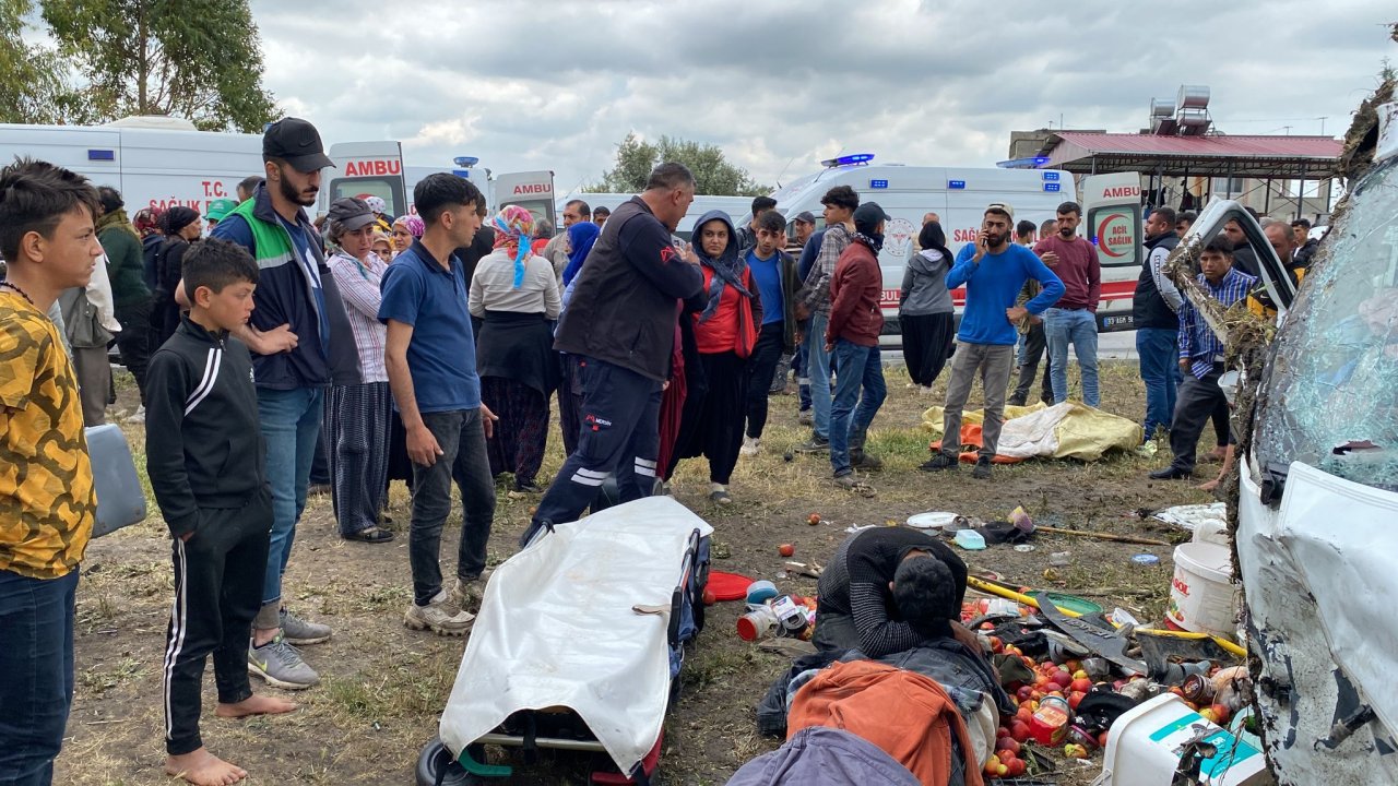 İşçi Servisiyle Hafif Ticari Araç Çarpıştı: 1 Ölü, 9 Yaralı