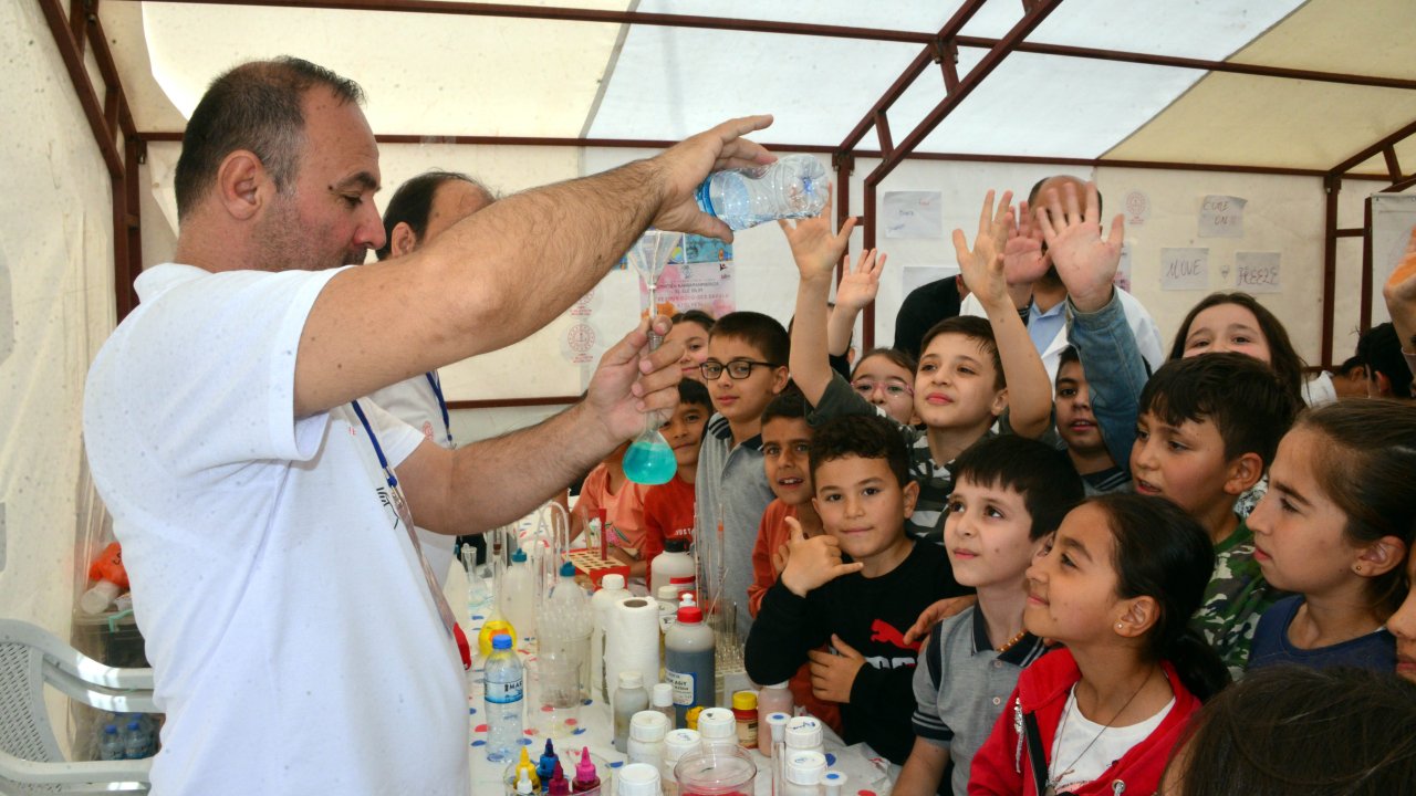 Gönüllü Öğretmenler, Depremzede Öğrencilere Bilim Öğretiyor