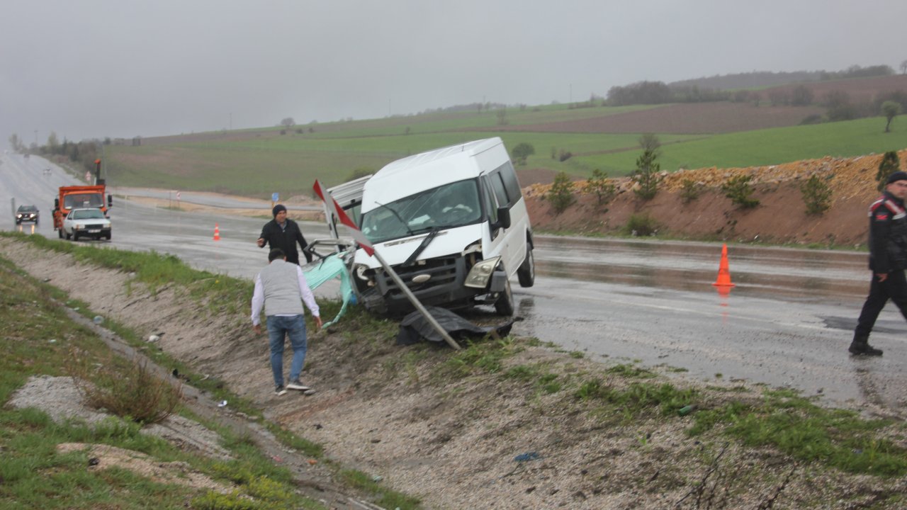 Minibüsle Otomobil Çarpıştı: 1 Ölü, 5 Yaralı