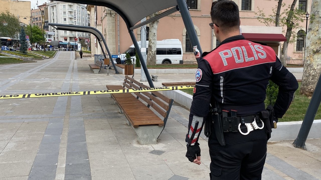 Polisi Görünce Bırakıp Kaçtığı Çanta Fünye İle Patlatıldı