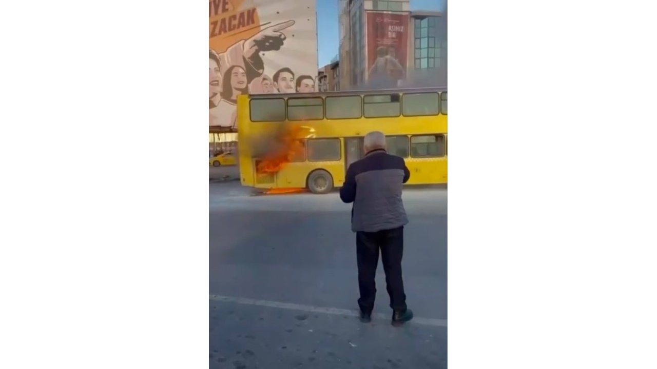 Kadıköy'de Çift Katlı Otobüsün Motor Kısmı Alev Alev Yandı