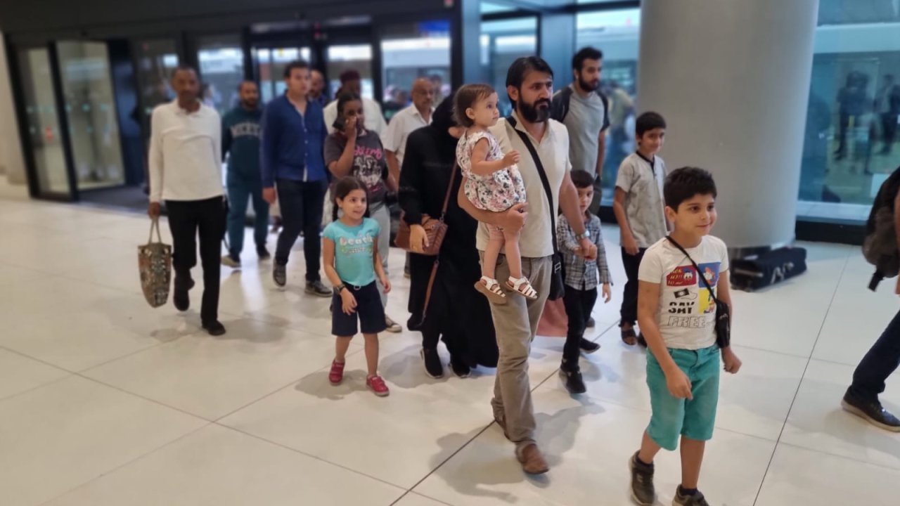 Geniş Haber // Sudan'dan Tahliye Edilen 101 Kişi Daha Askeri Kargo Uçağıyla İstanbul'a Getirildi