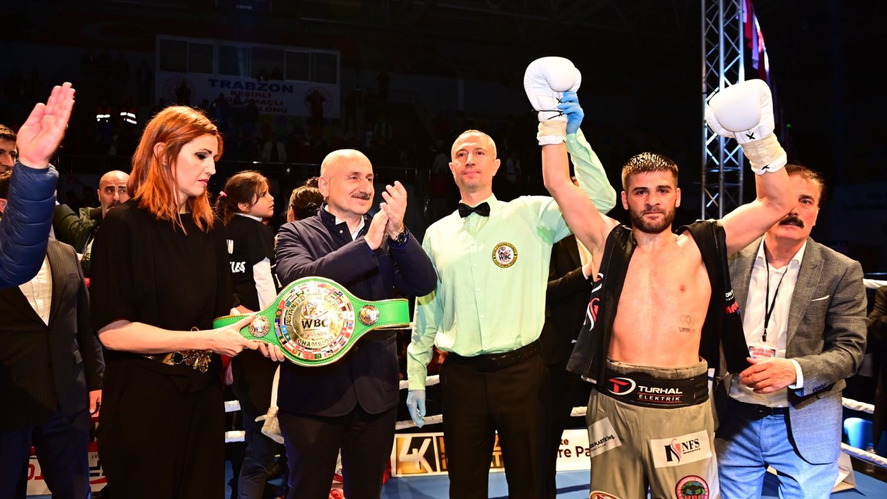 Bakan Karaismailoğlu, Boks Şampiyonuna Kemerini Taktı