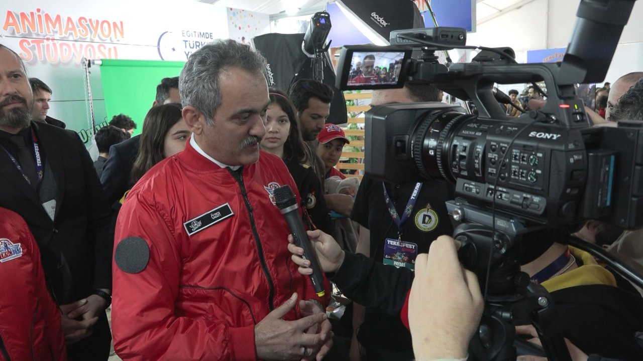 Bakan Özer'den Teknofest'te Demirören Lisesi Öğrencilerine Ziyaret