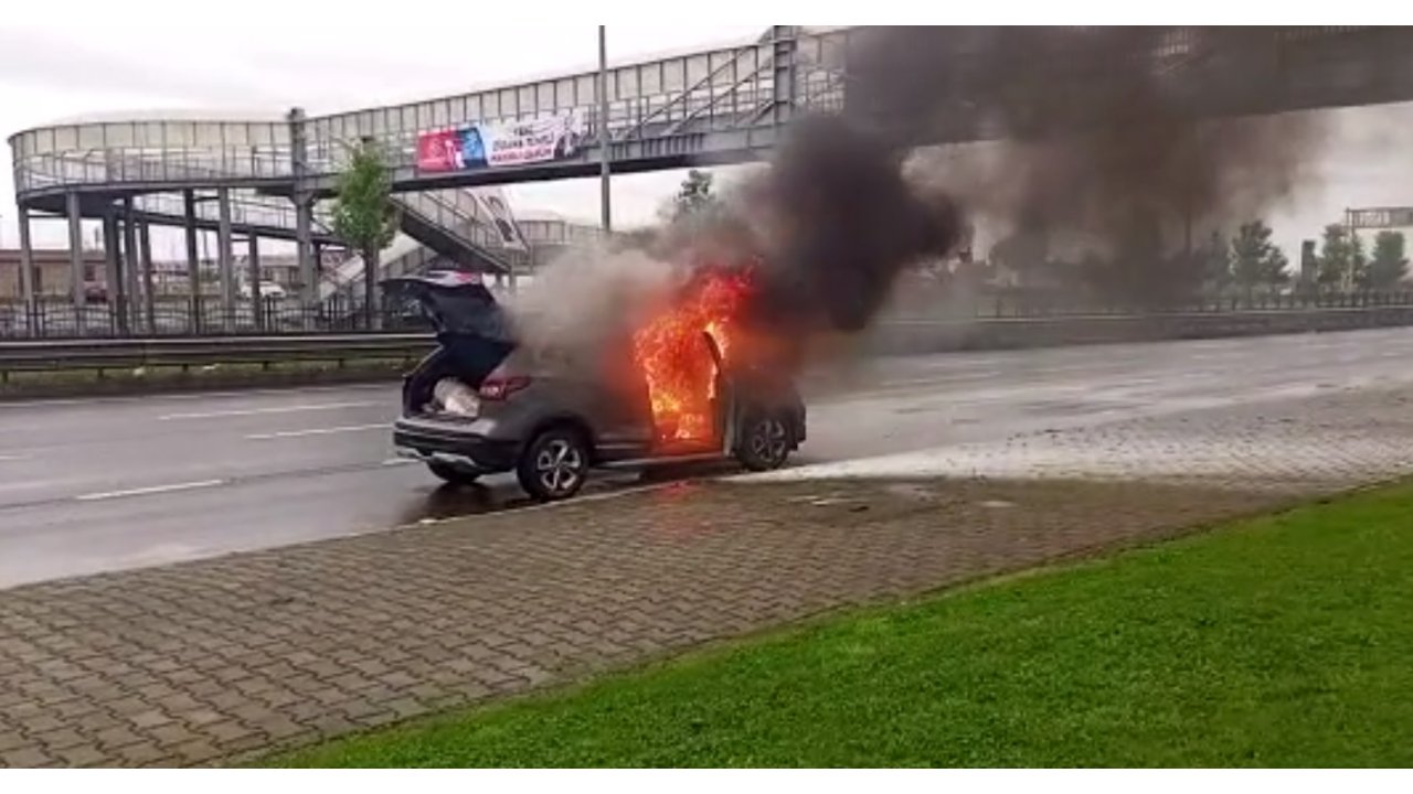 Seyir Halindeyken Yangın Çıkan Cip, Alev Alev Yandı