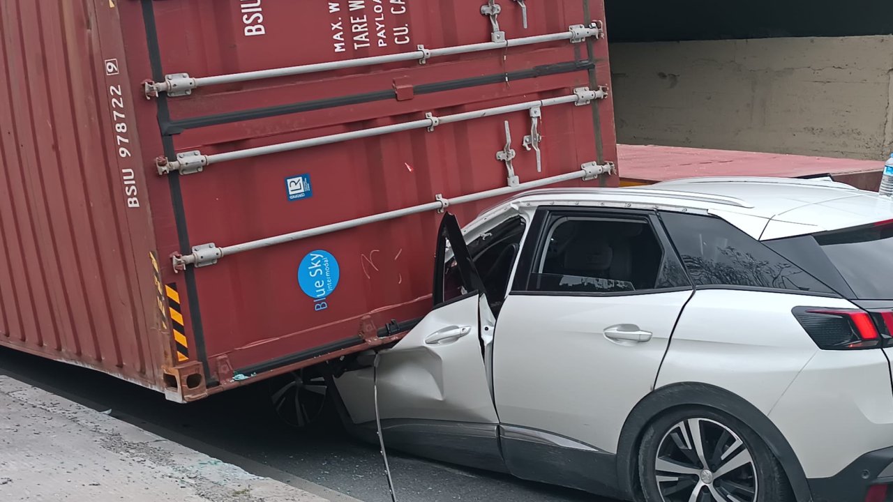Bakırköy'de Tır'ın Dorsesi Anadolu Efes'te Oynayan Bryant Dunston'ın Aracının Üzerine Devrildi - 1