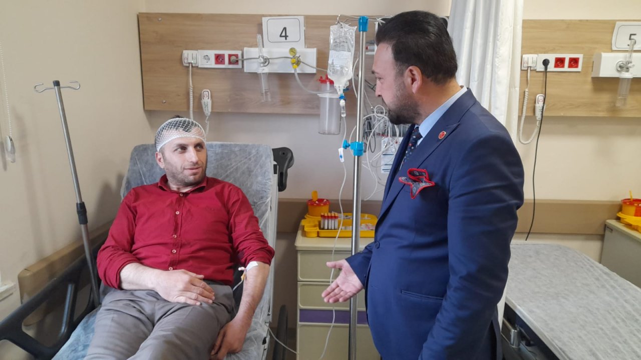 Heyelanda Kapanan Yolu Temizlerken Başına Taş Düşen Partili Yaralandı