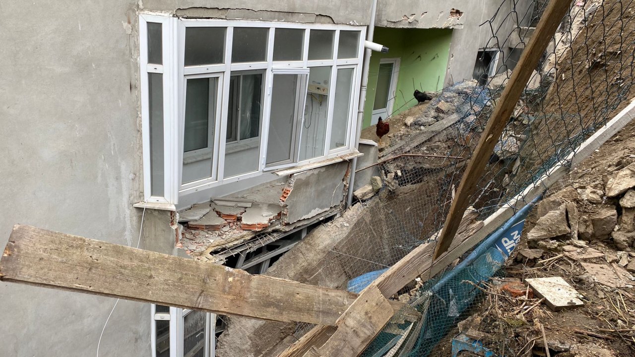 Eyüpsultan'da İstinat Duvarı Çöktü, 5 Bina Tahliye Edildi