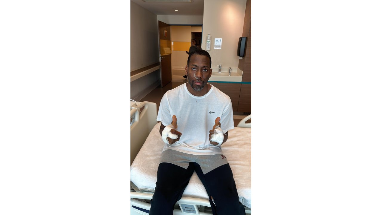 Basketbolcunun Fotoğrafıyla // Bakırköy'de Tır'ın Dorsesi Anadolu Efes'te Oynayan Bryant Dunston'ın Aracının Üzerine Devrildi