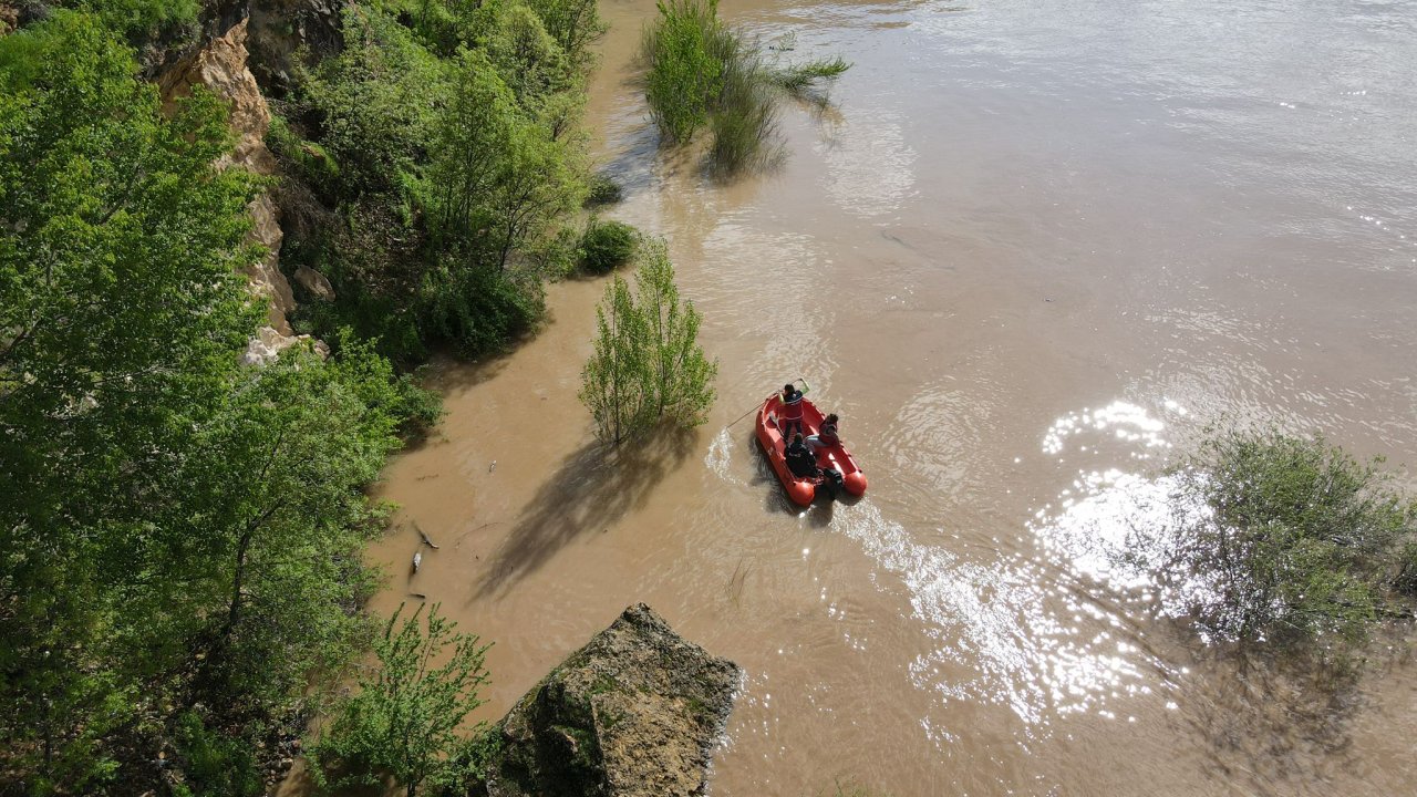 Munzur Çayı'na Uçan Otomobildeki 3 Genci Arama Çalışmalarında 9'uncu Gün