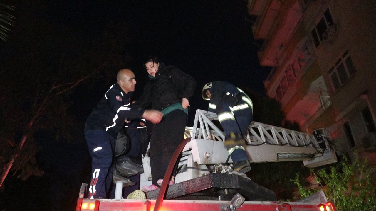 Ev Yangınında Kedisi 'nuna'yı Sırt Çantasına Koyup, Kurtardı