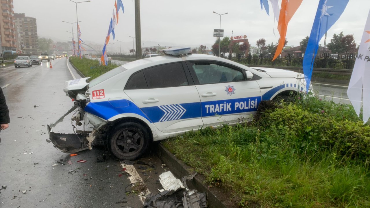 Kontrolden Çıkan Otomobil, Polis Aracına Çarptı: 1'i Polis 2 Yaralı